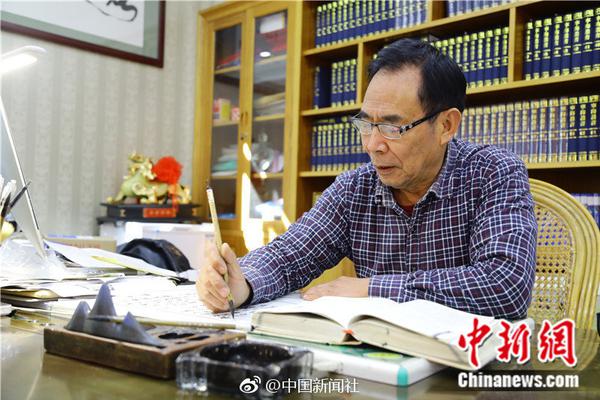 张庭老公与神秘女子当众拥抱，女子激动抹泪痛哭