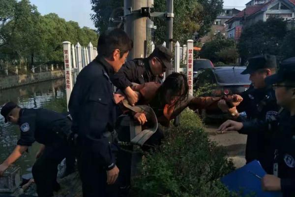 安妮海瑟薇穿性感黑装 近照状态回升_9929洛杉矶VPS