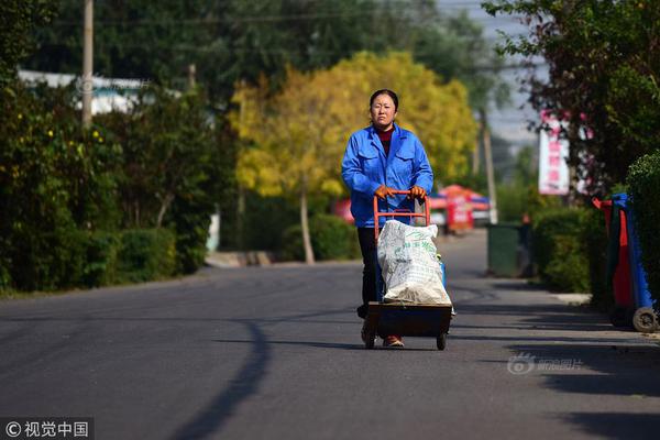 佟丽娅穿蝴蝶结吊带裙 俏皮似少女