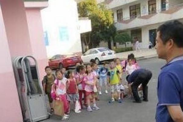 望京4居满2年精装近百万_云电脑是什么