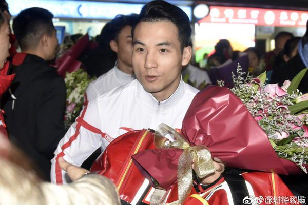 包贝尔带女儿走红毯 饺子涂红唇戴皇冠似公主_5元挂机宝