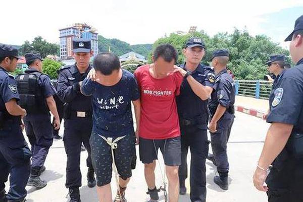 大货车失控撞毁BRT站台 工作人员惊险逃生_CN2 AI服务器
